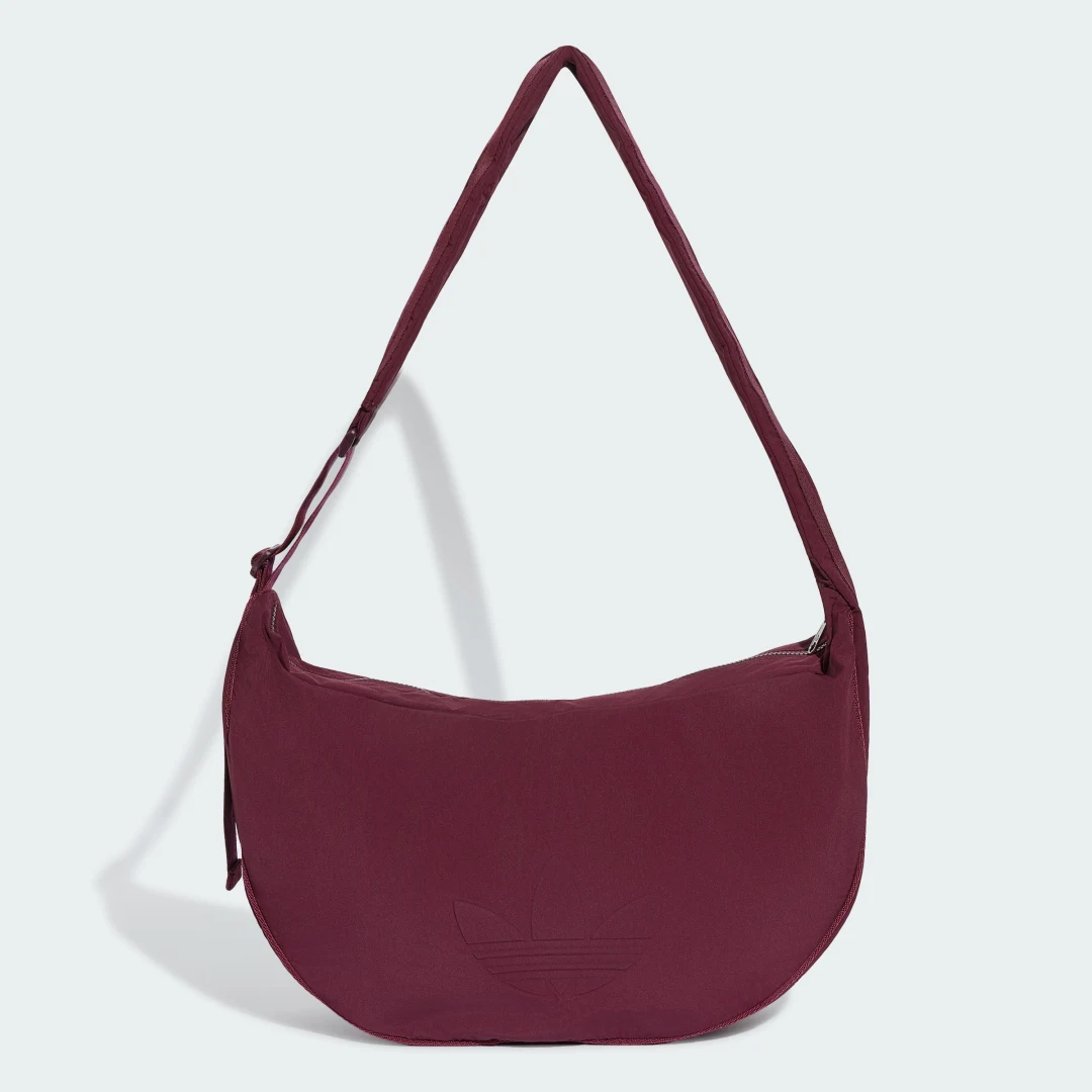 Detalle de Bolso Everyday Icons Crossbody Half Moon de Adidas (Burgundy)
