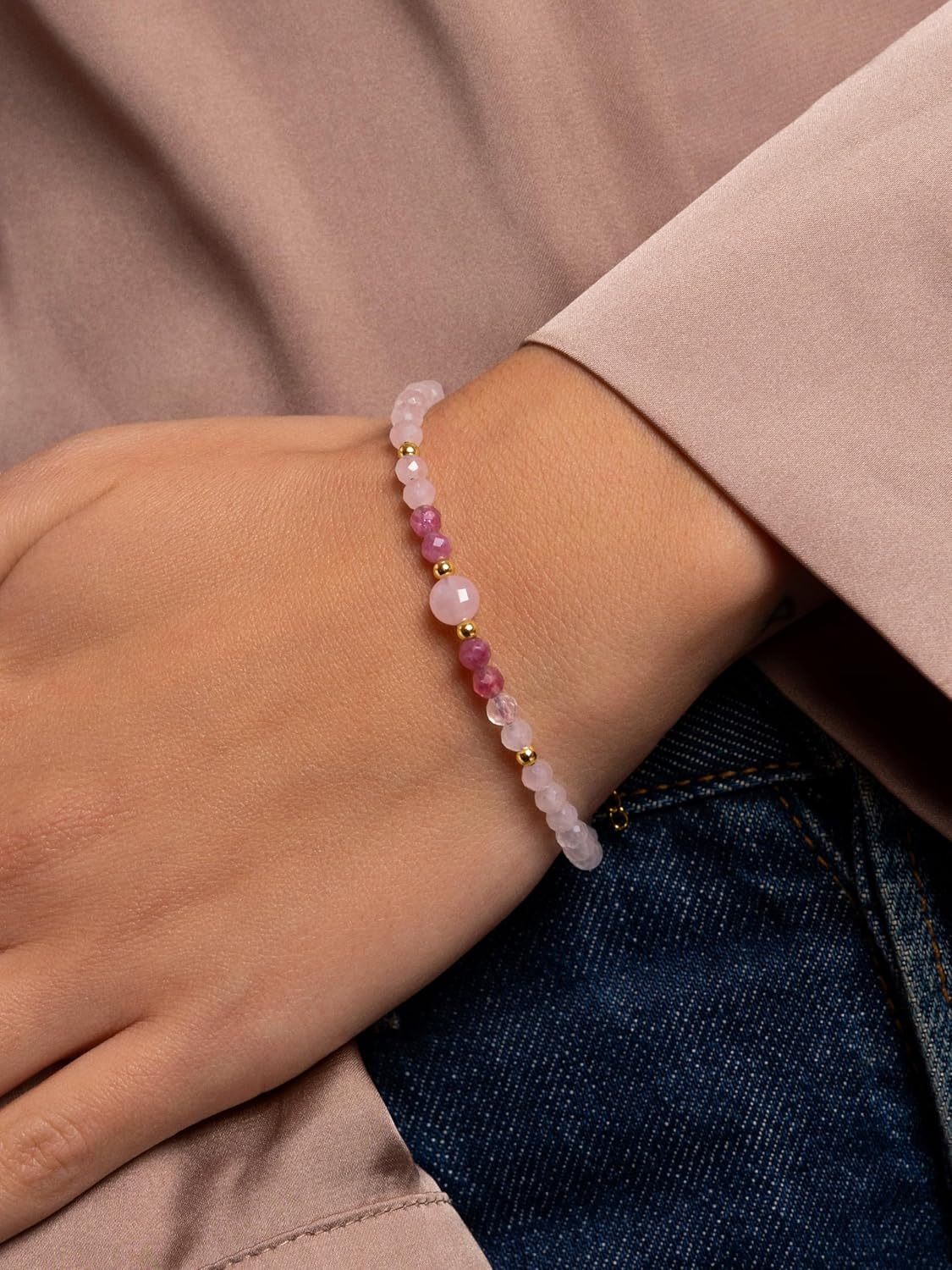 Detalle 2 de SINGULARU Amulet Rose Quartz bracciale in acciaio placcato oro 18Kt con quarzo rosa 💍