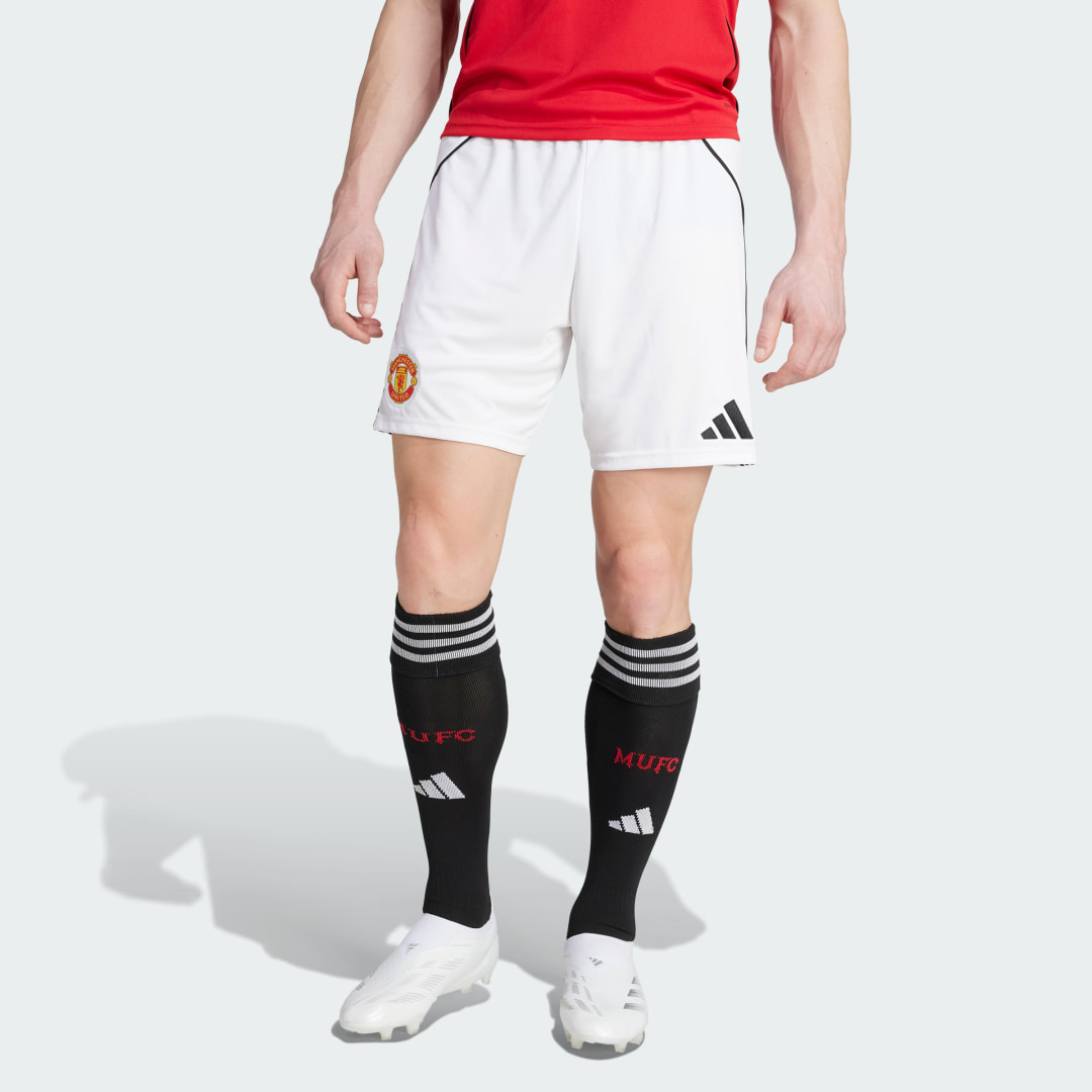 Detalle de Pantalón corto primera equipación Manchester United 25/26 de Adidas