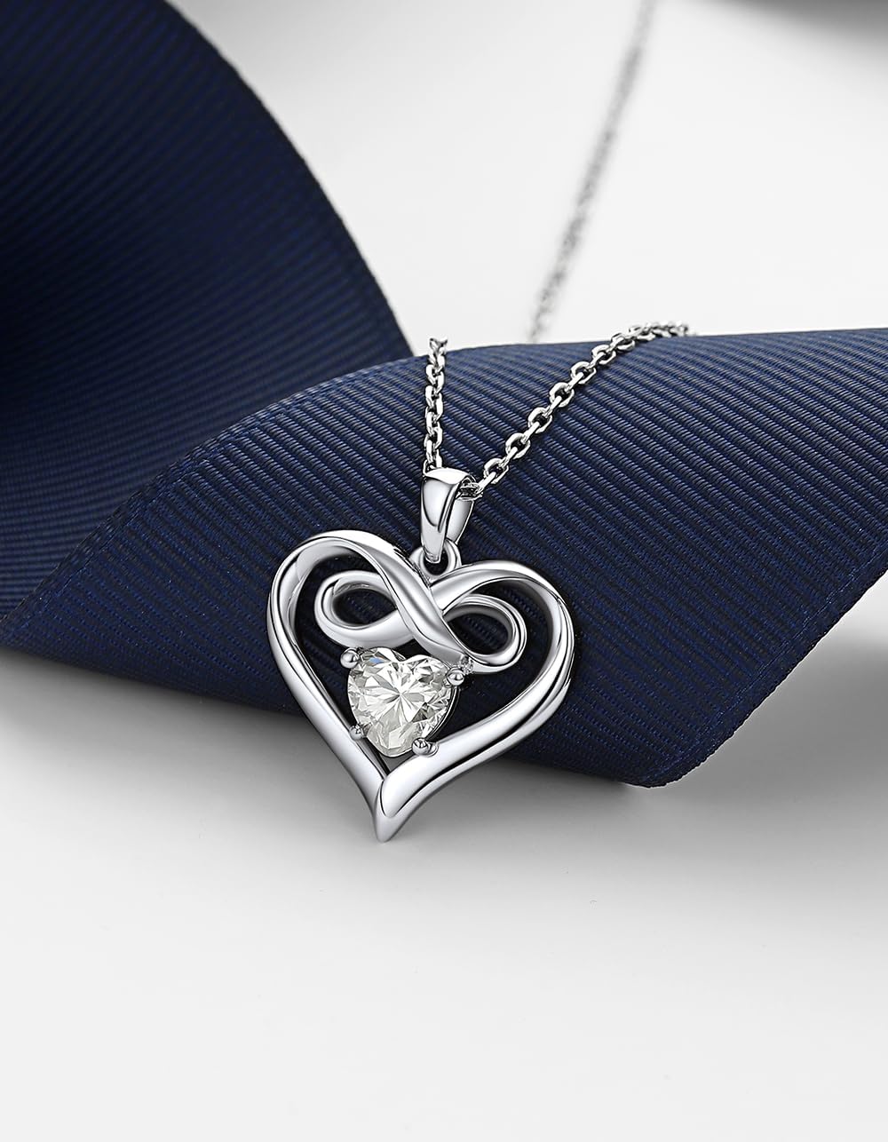 Detalle de MomentWish Collar moissanite 1 ct corazón