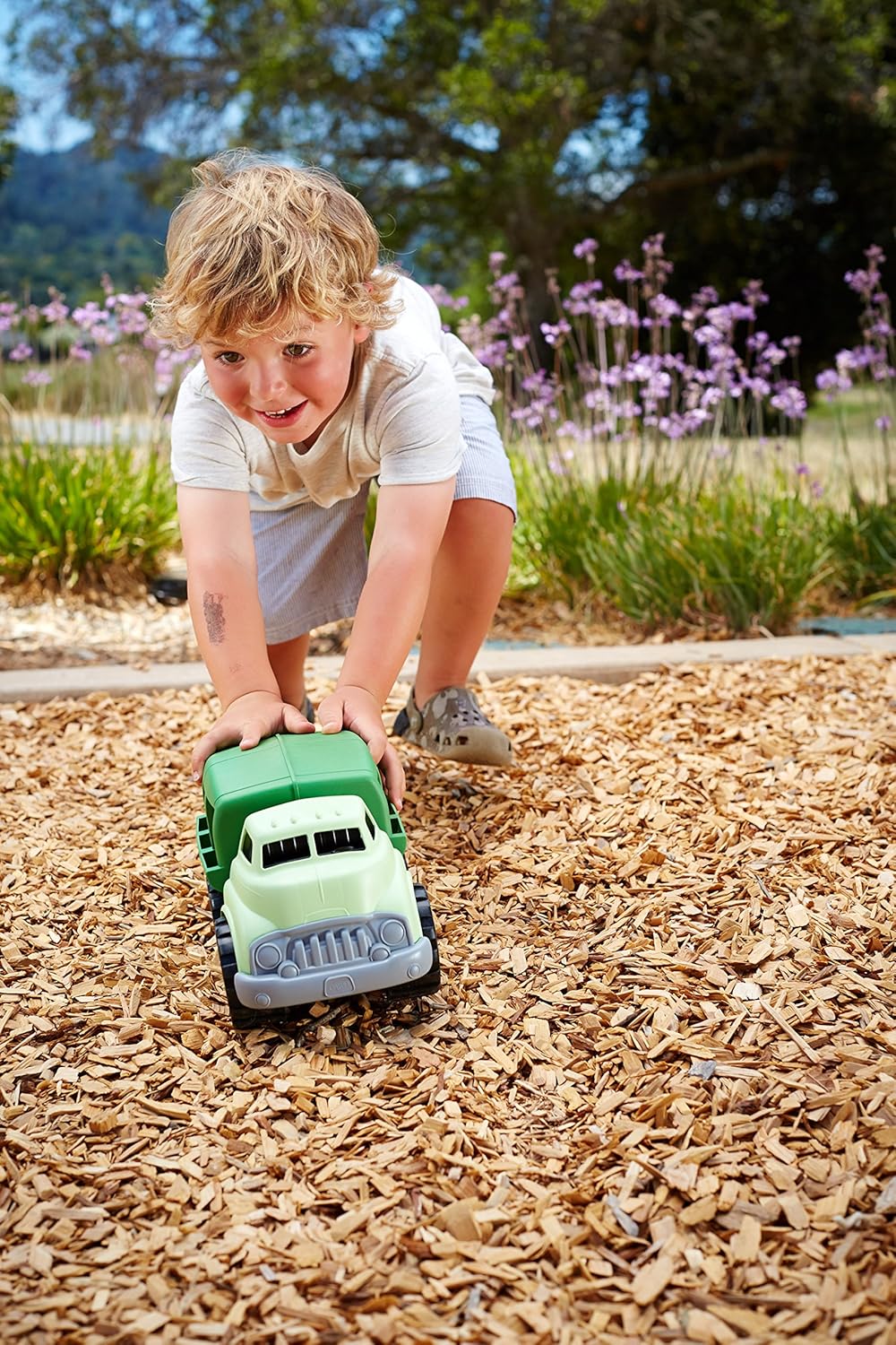 Detalle 2 de Green Toys Recycling Truck toy for motor skills ๐
