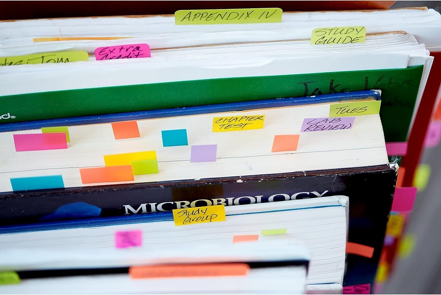 Detalle 2 de Post-it Index Small in a Plastic Dispenser – Assorted Bright Colours (100 Strips, Model 683-5CBINDEX)
