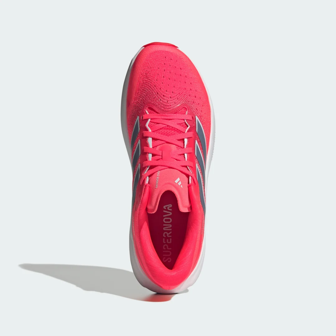 Detalle de Adidas Supernova Rise 3: Zapatilla de running en rojo, para entrenos diarios