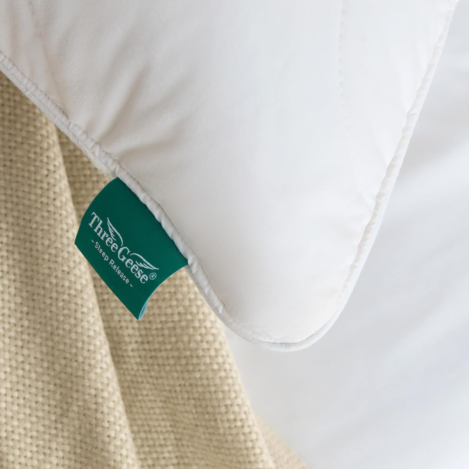 Detalle 2 de Three Geese King Pillow, Three-Chamber Feather and Down Fill, 100% Cotton