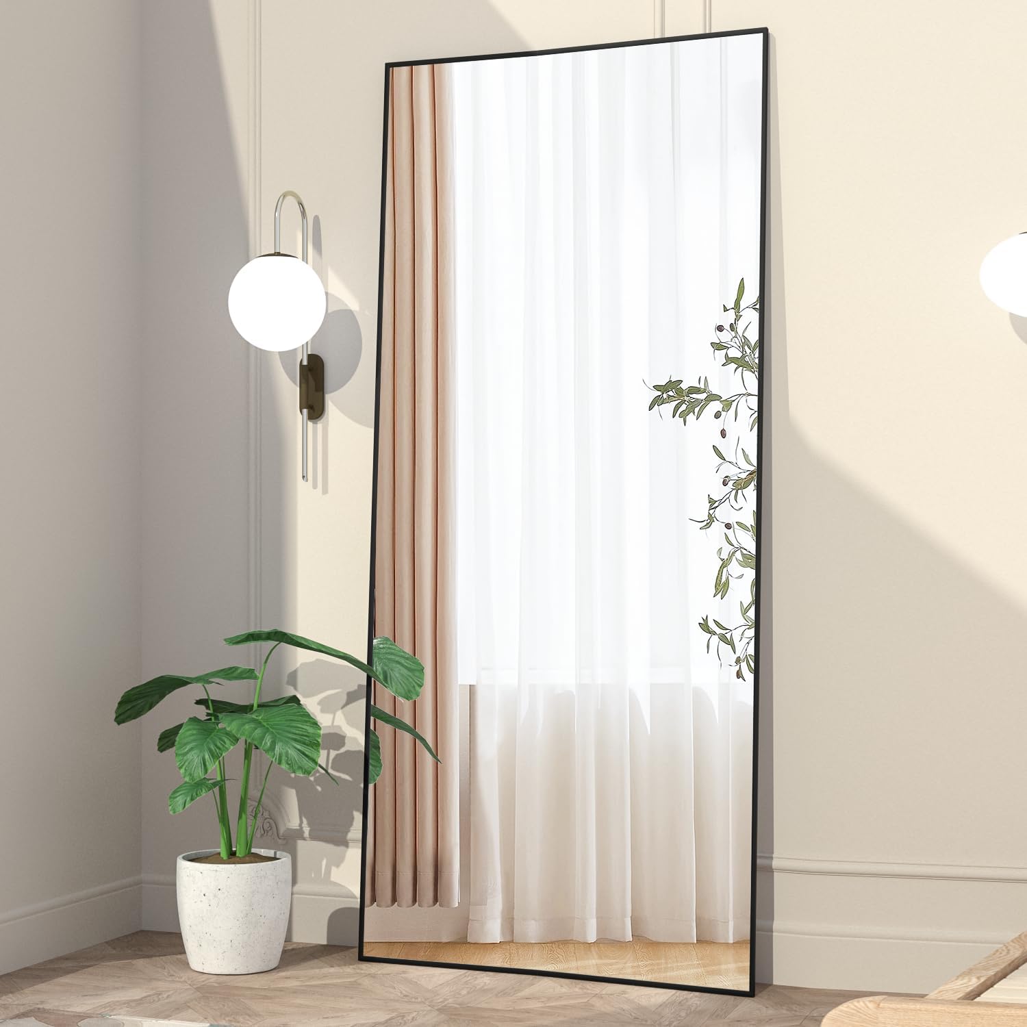Detalle 2 de NEUWEABY passpiegel 165 × 60 cm, zwart aluminium frame en U-vormige standaard