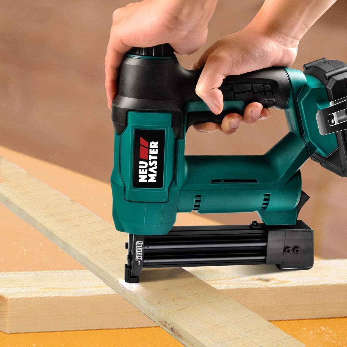 Detalle de NEU MASTER Sparachiodi a batteria e graffatrice cordless con 200 graffe e 800 chiodi