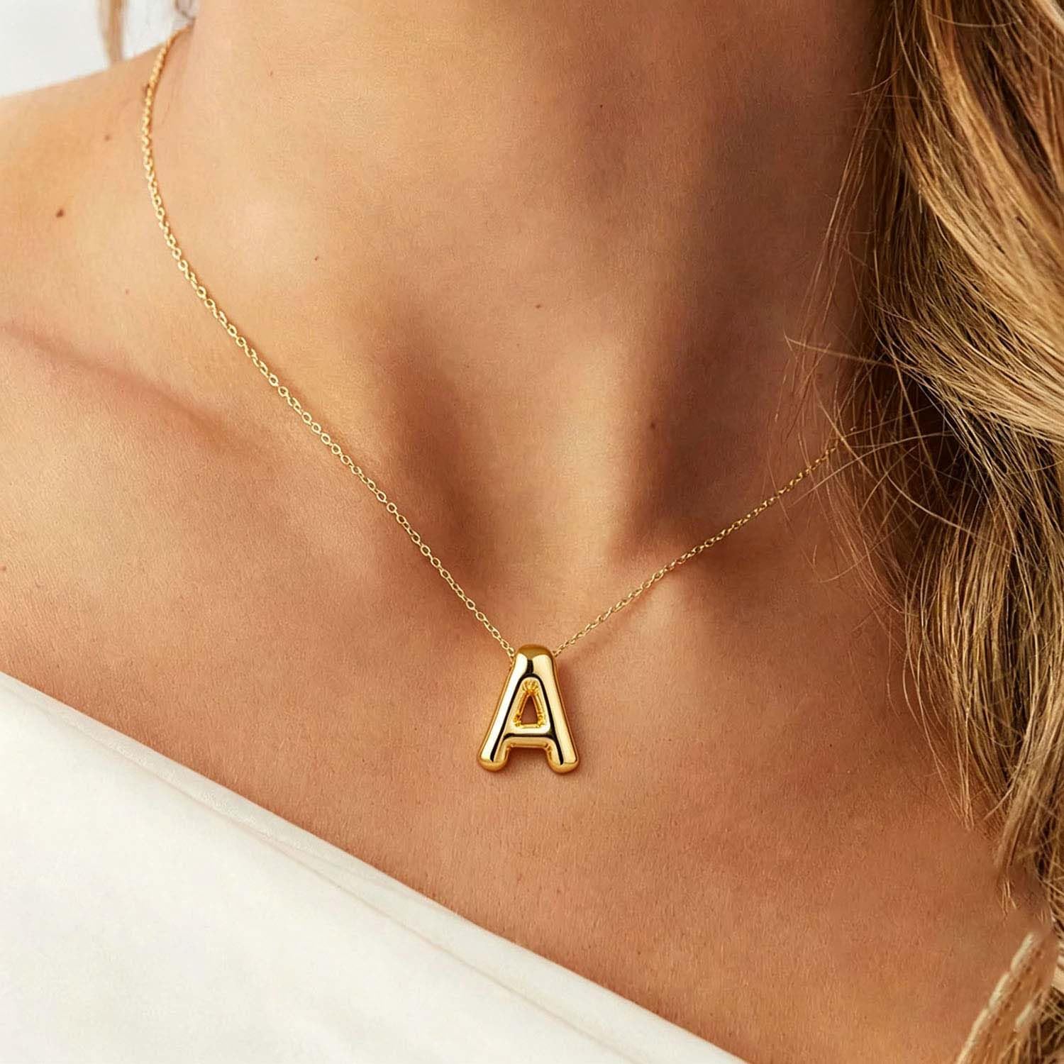 Detalle de Gold Initial Necklace, 14K Gold-Plated
