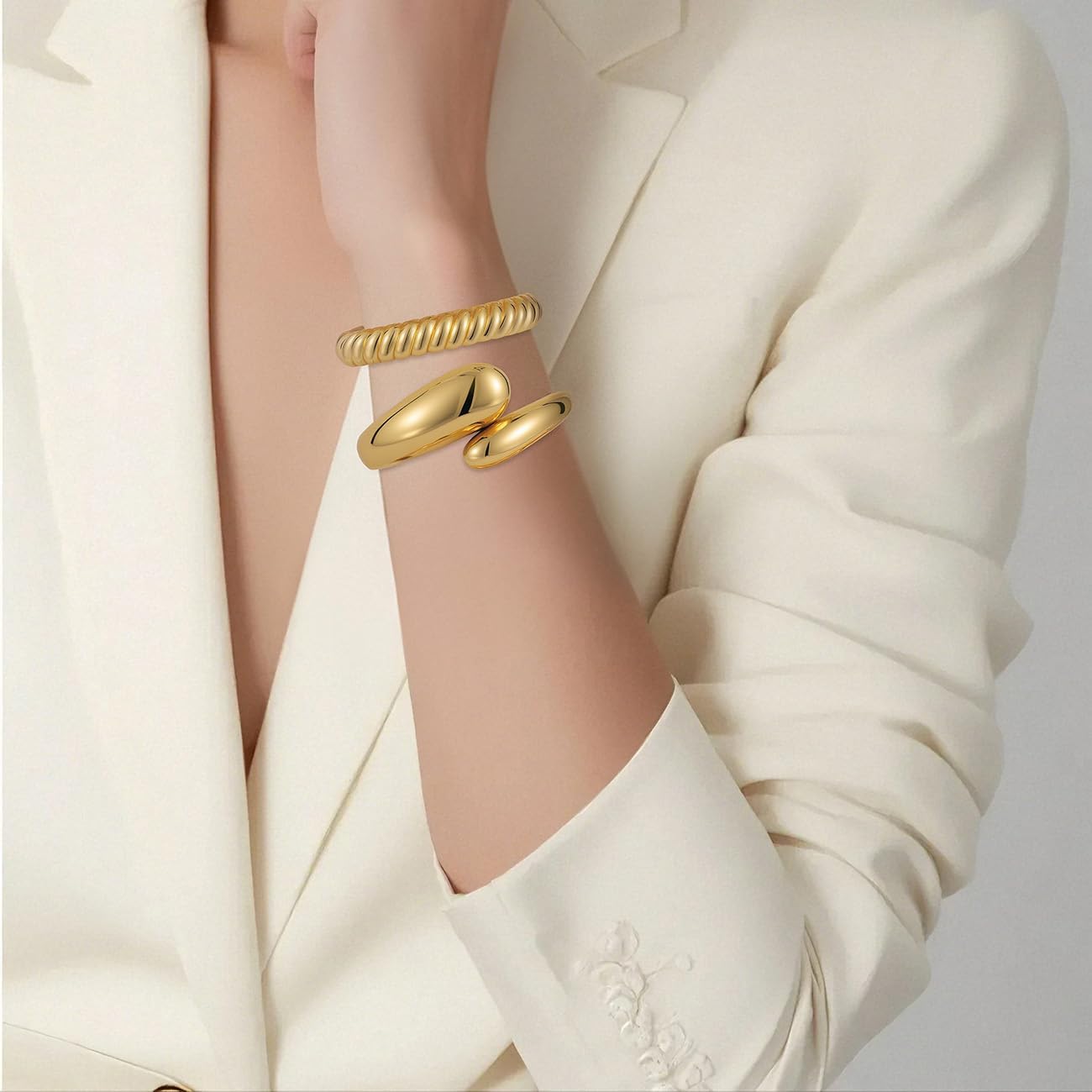 Thumbnail 5 de Emibele Gold Breit Manschette Armband Stack (2er-Set) – 18K vergoldet, offener Armreif mit Teardrop-Scharnier