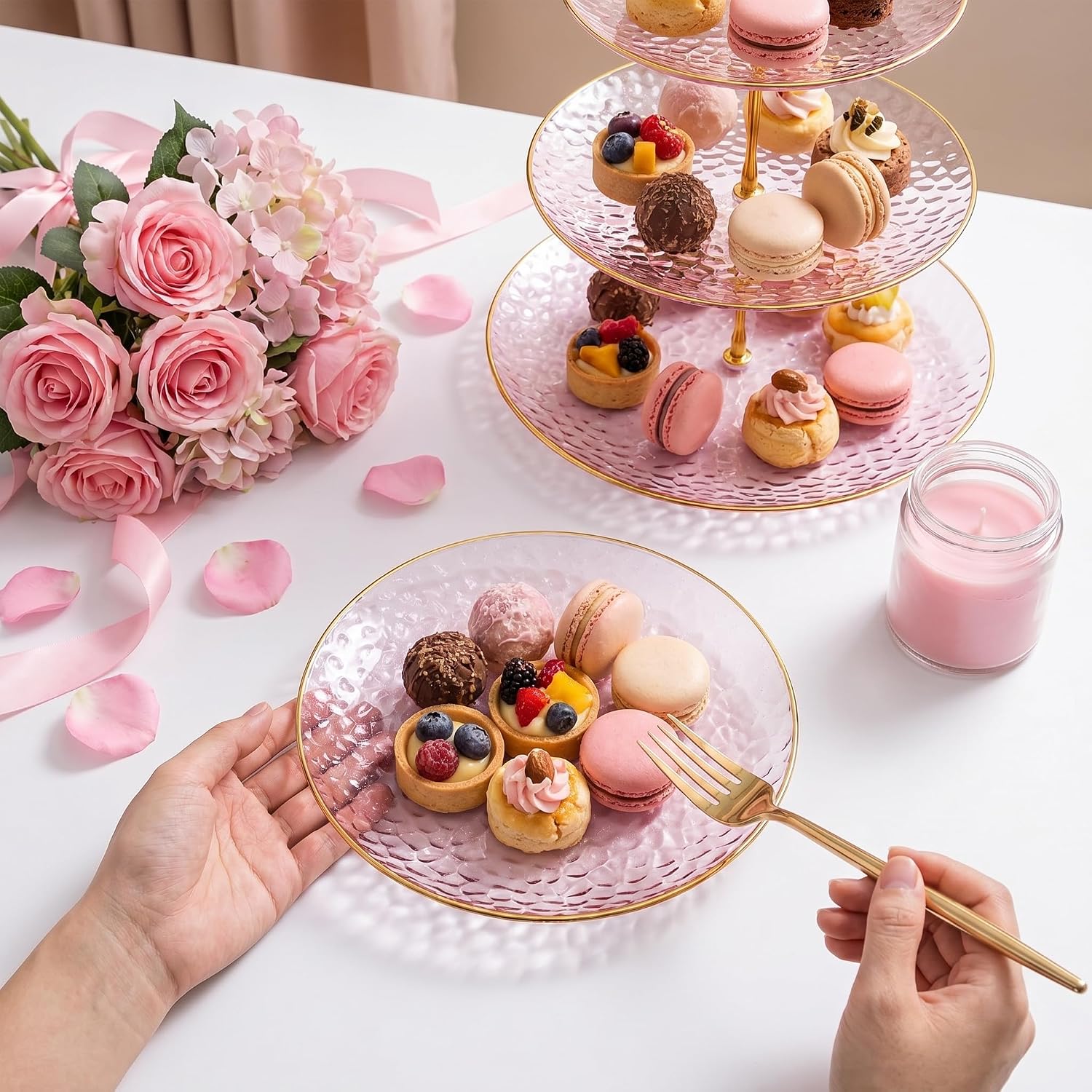Detalle 2 de Rubtlamp 100 Pcs Pink Gold 7 Inch Dessert Plates – Hammered Plastic Disposable with Gold Rim