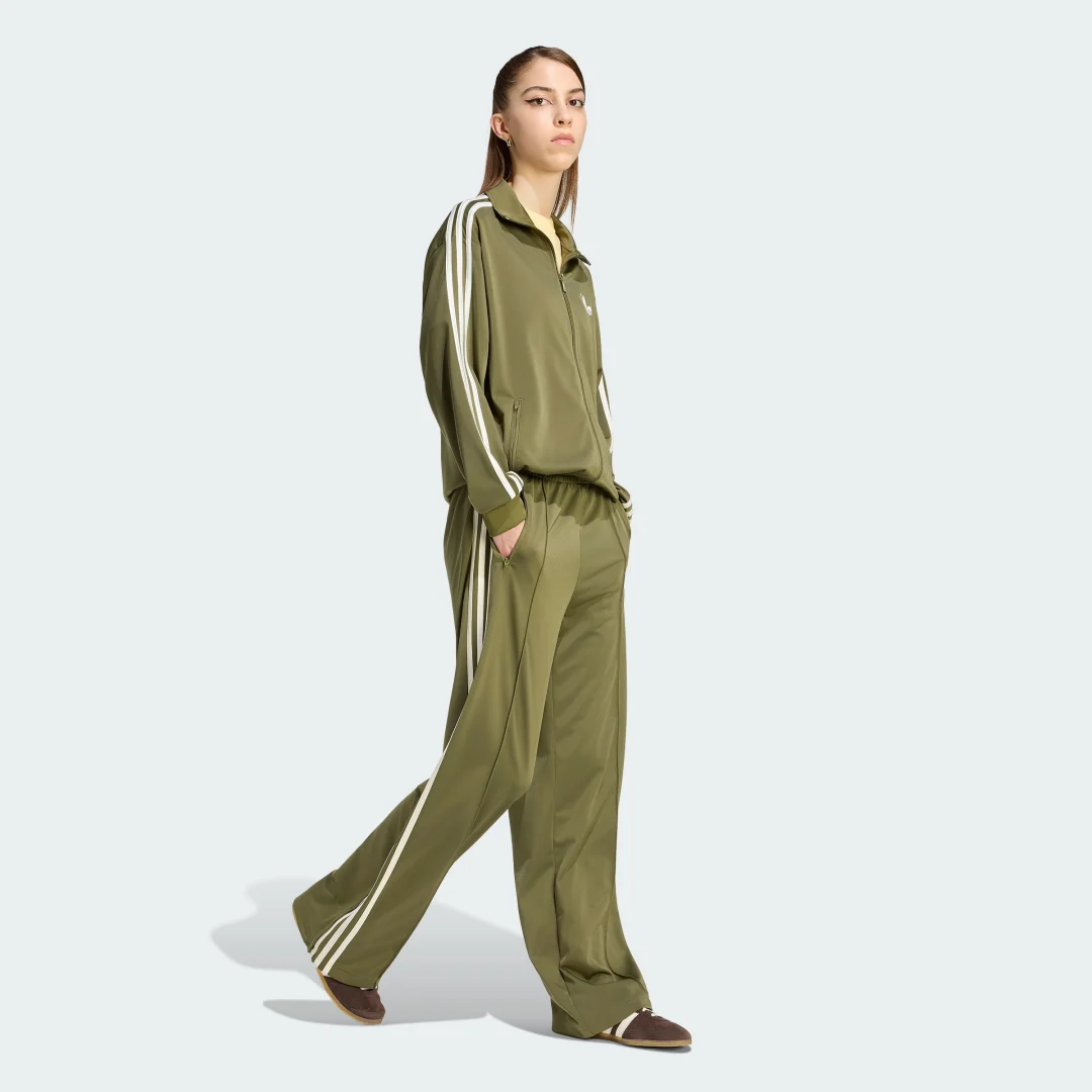 Detalle de Pantalón de chándal Firebird Loose de Adidas — verde, cómodo y versátil