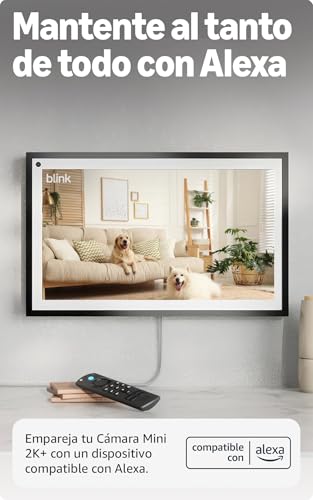 Detalle de Cámara Mini 2K+ Blink (última generación) con enchufe — seguridad doméstica 2K, visión nocturna en color y control por Alexa