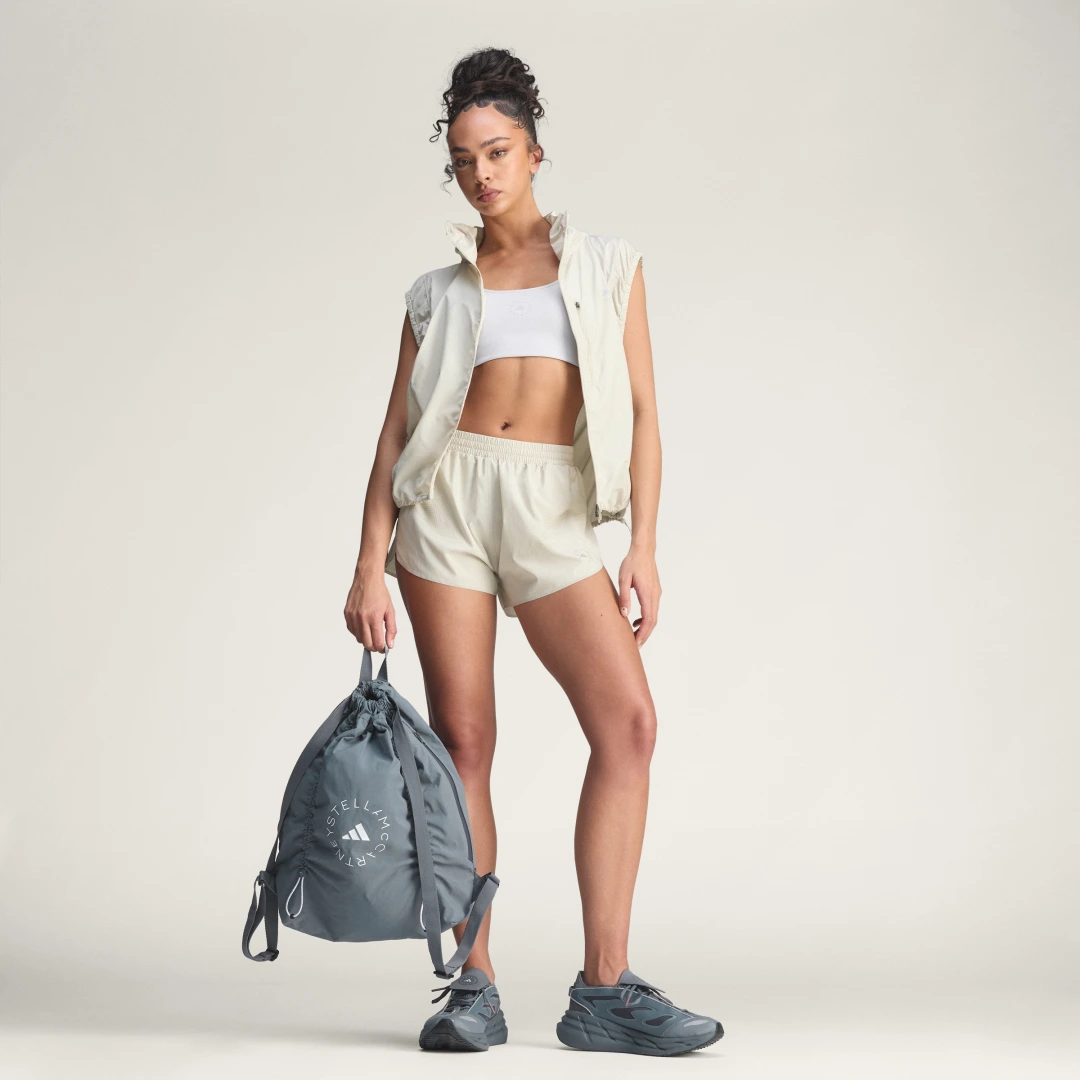 Detalle de Pantalón corto de running adidas by Stella McCartney – beige