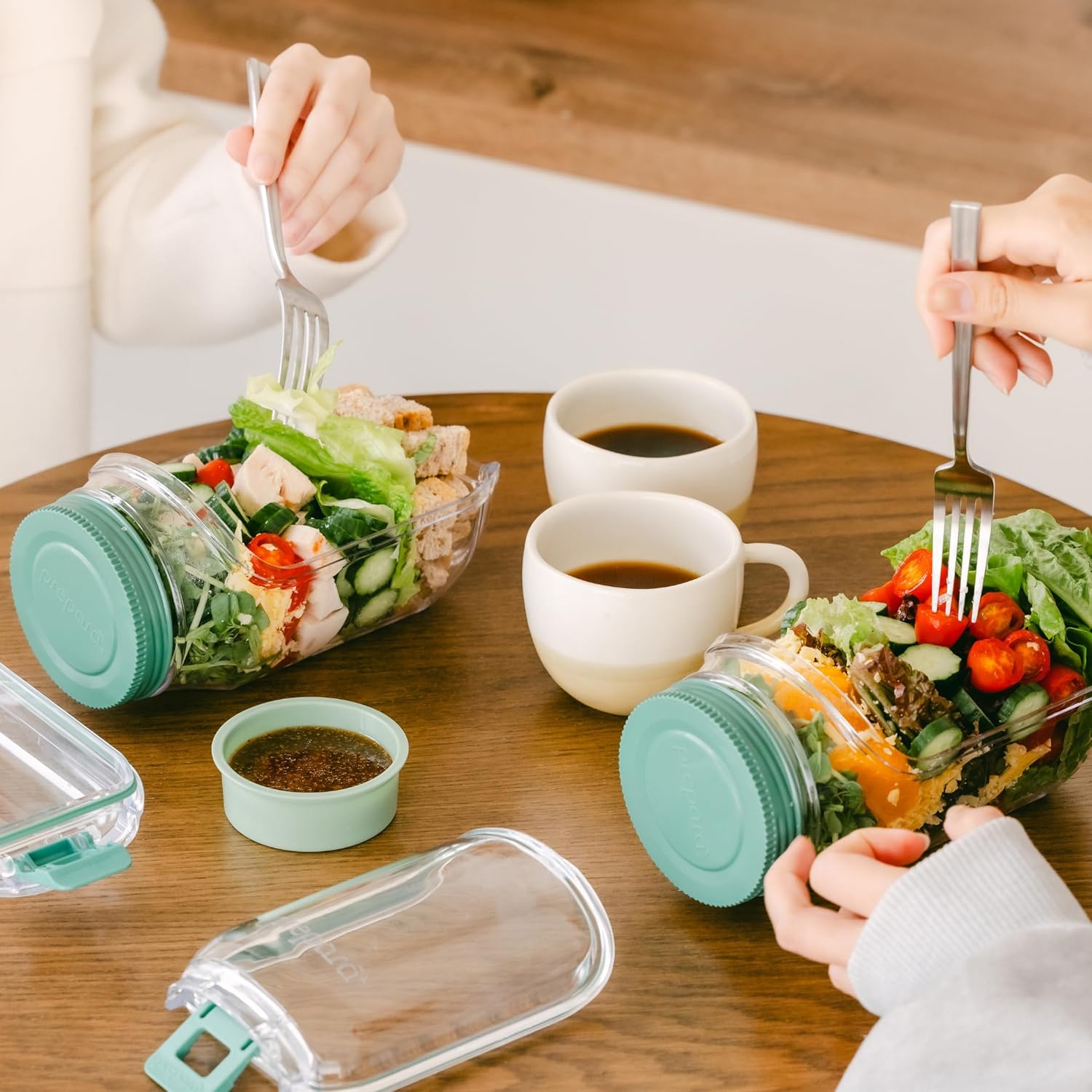 Detalle de Prepara The Original Salad Pod for fresh, mess-free layered salads