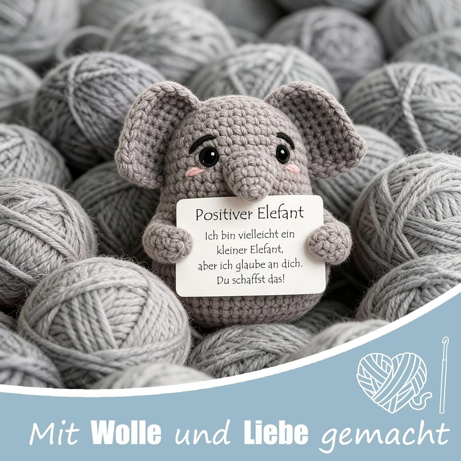 Detalle de Tixlux Pocket Hug „Positiver Elefant“ – Strick-Dekofigur mit Edelstahl-Glücksbringer als Mutmacher-Geschenk