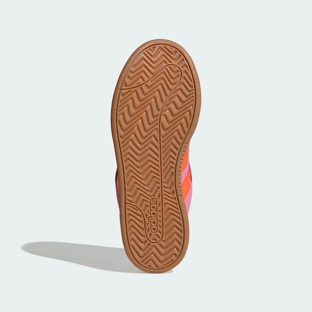 Detalle de Zapatilla Grand Court Alpha de Adidas: estilo cómodo en rosa para el día a día