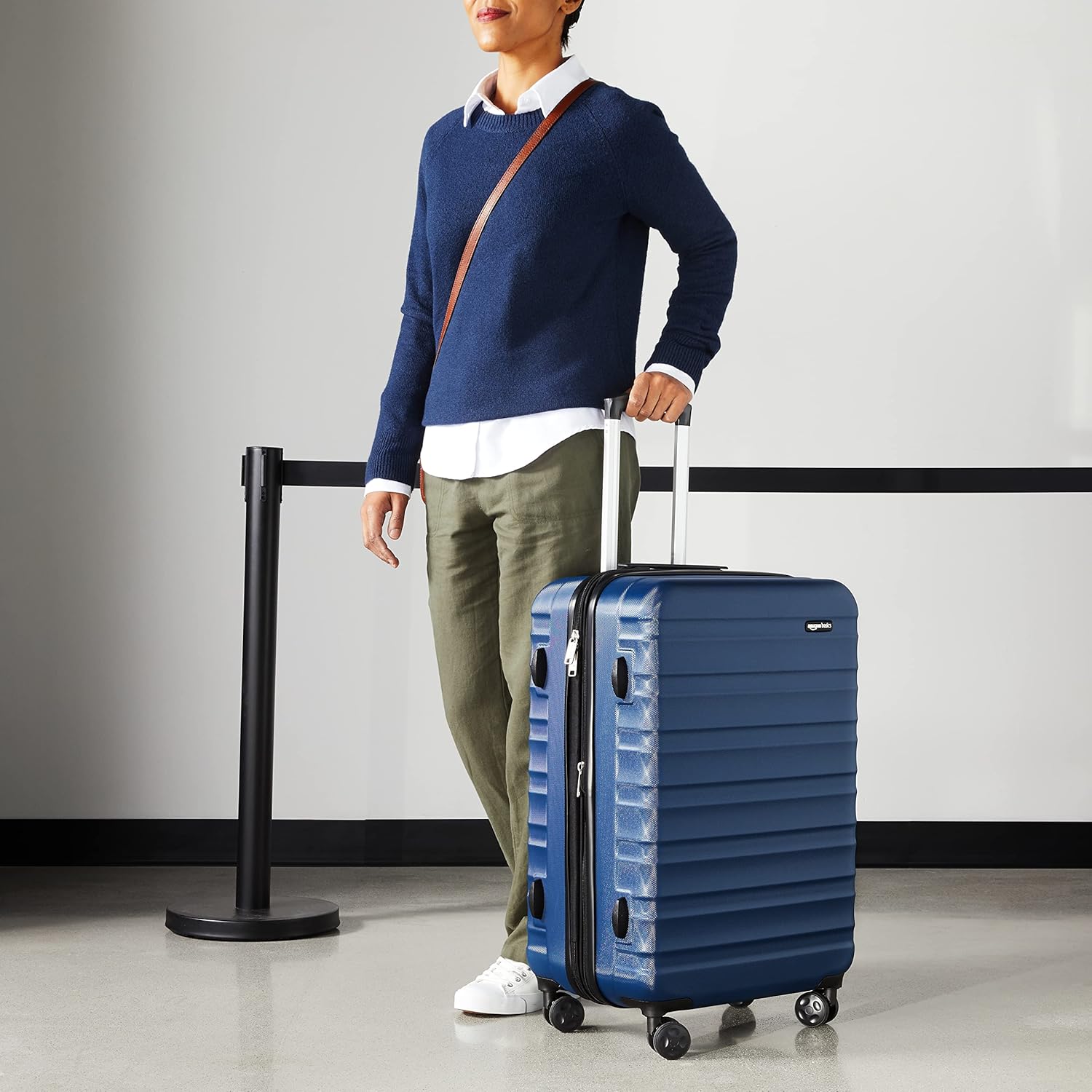 Detalle de Amazon Basics Hartschalen-Koffer Mittelgroß – Erweiterbares ABS-Reisegepäck, Marineblau, 65 l
