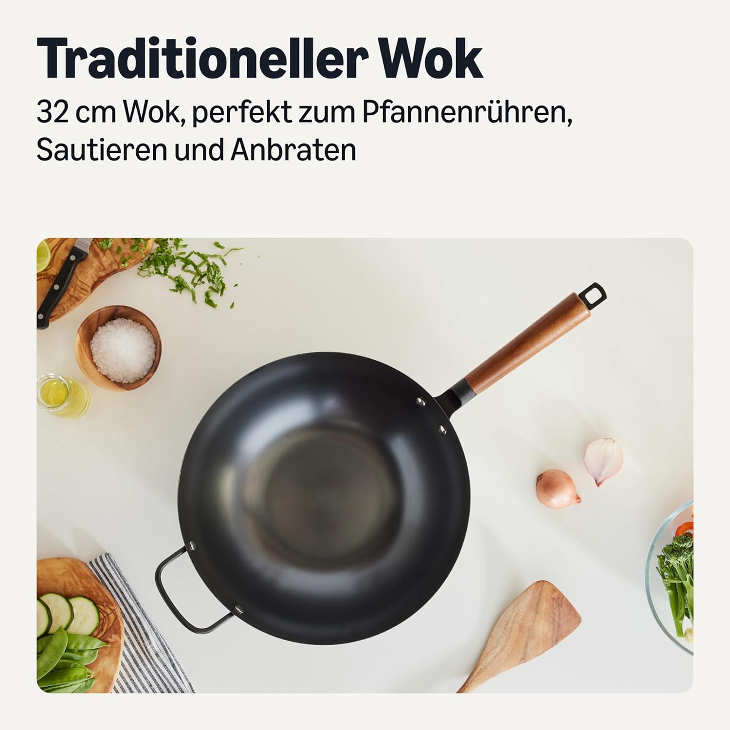 Detalle de Amazon Basics Eingebrannter Wok aus Kohlenstoffstahl mit Akazienholzgriff, 32 cm – für alle Herdarten