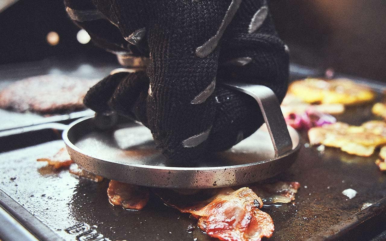 Detalle de BURNHARD Edelstahl Burger Smasher 14 cm – Grillpresse mit extra breitem Griff, spülmaschinenfest
