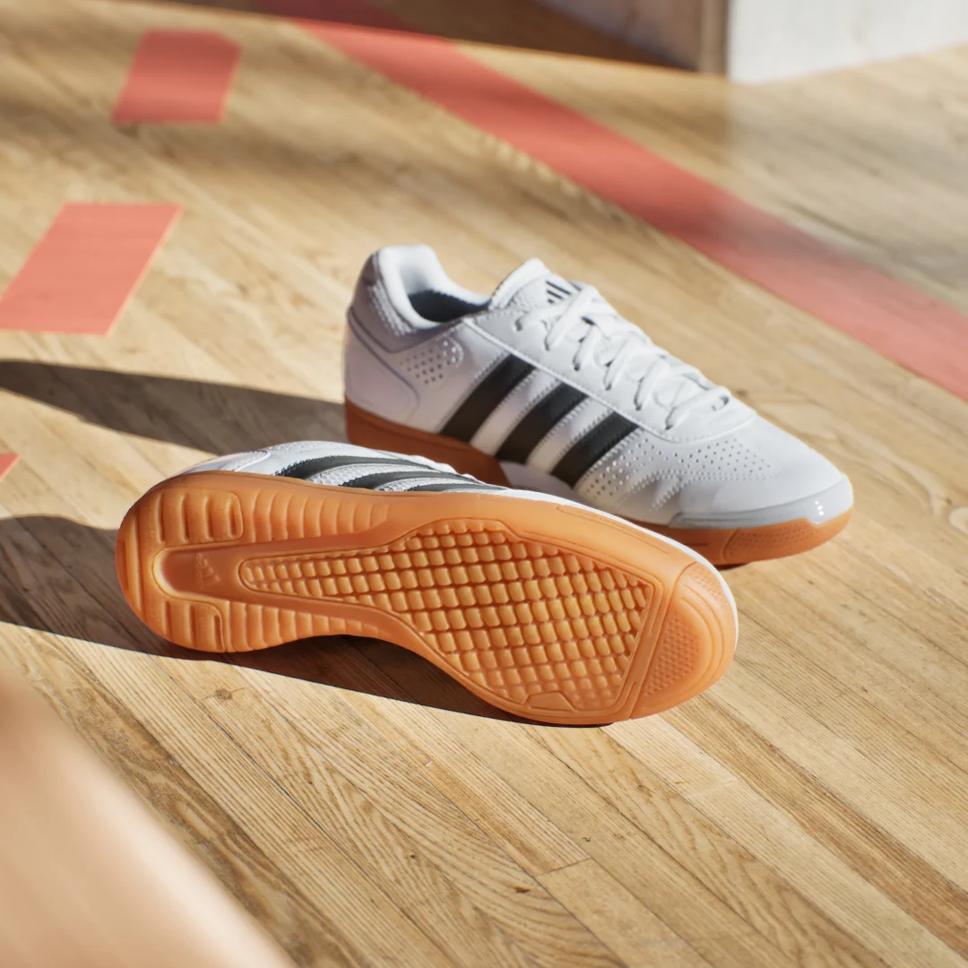 Detalle de Adidas Spezial Light: Zapatilla de balonmano en blanco