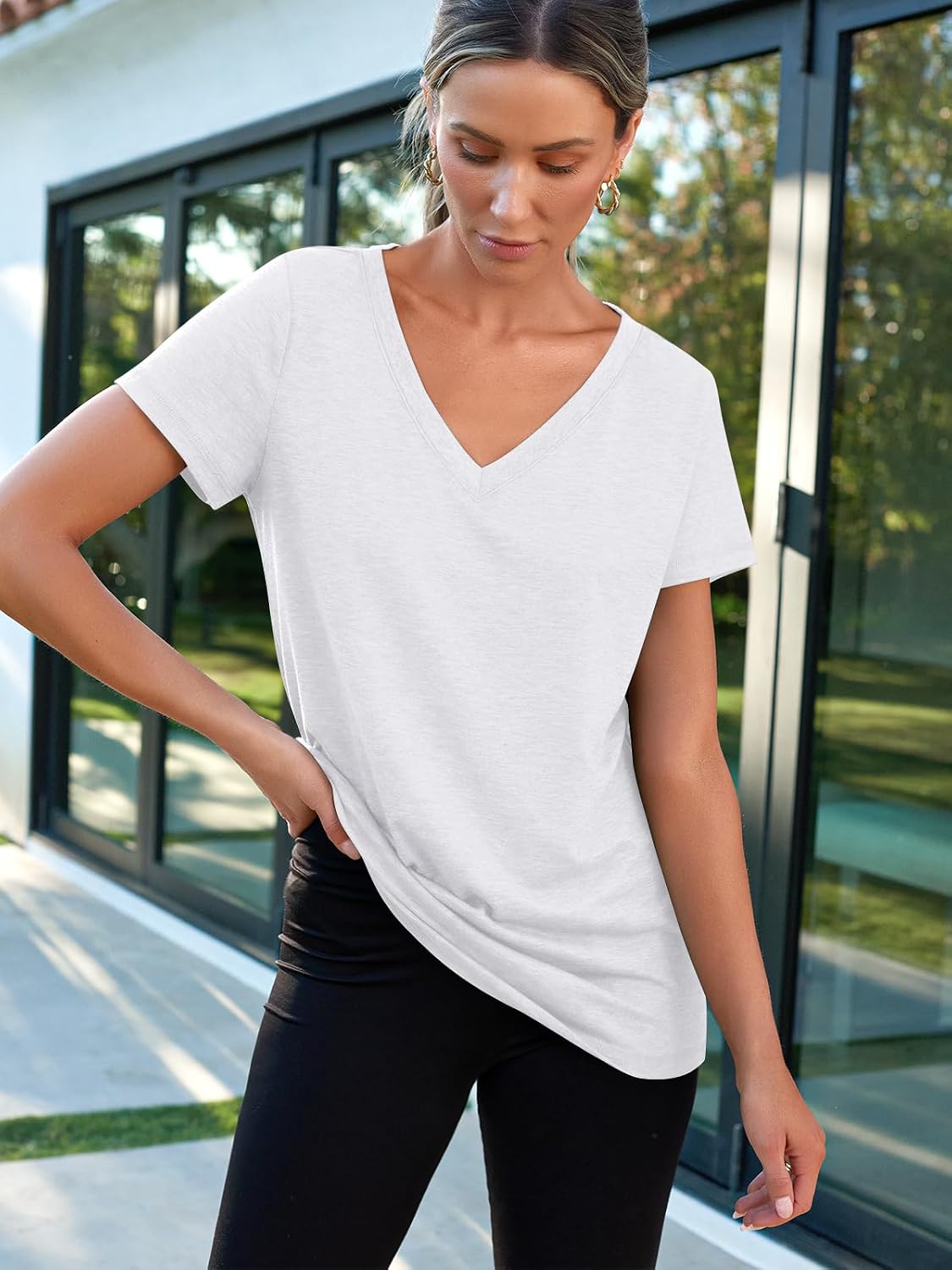 Thumbnail 3 de AUTOMET Women’s Short Sleeve V-Neck T-Shirt (Lightweight, Soft, Stretch Blend)