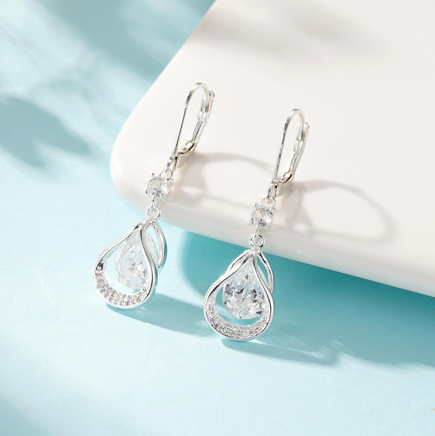 Detalle de Gold Earring Trendy Leverback Birthstone Earrings in 14K White Gold Plating — Teardrop Dangle