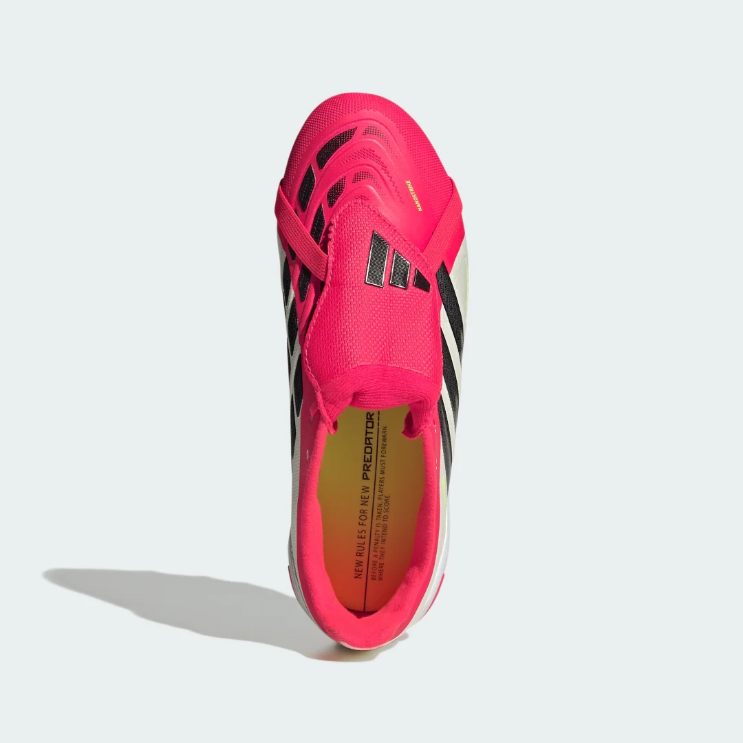 Detalle de Bota de fútbol Predator LEAGUE para césped artificial de Adidas — lengüeta plegable, roja