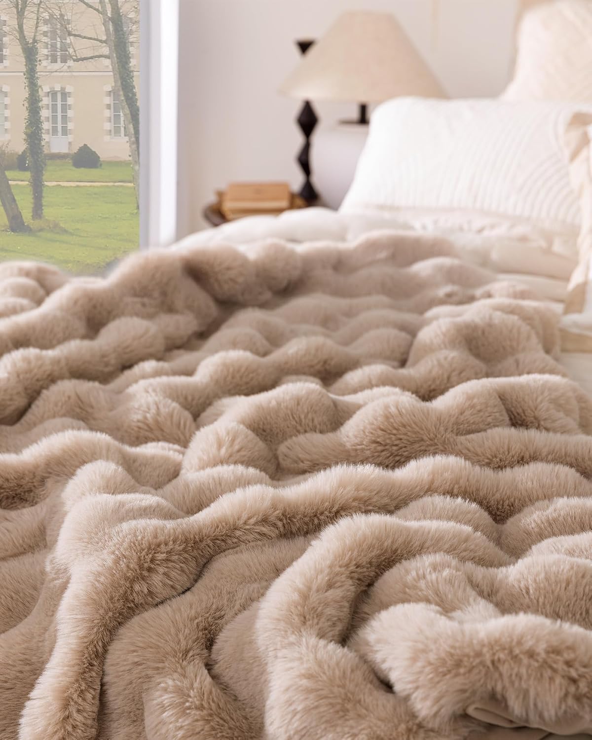 Detalle 2 de blunique Ultra Soft Cozy Faux Fur Throw Blanket (60x80) - Light Brown