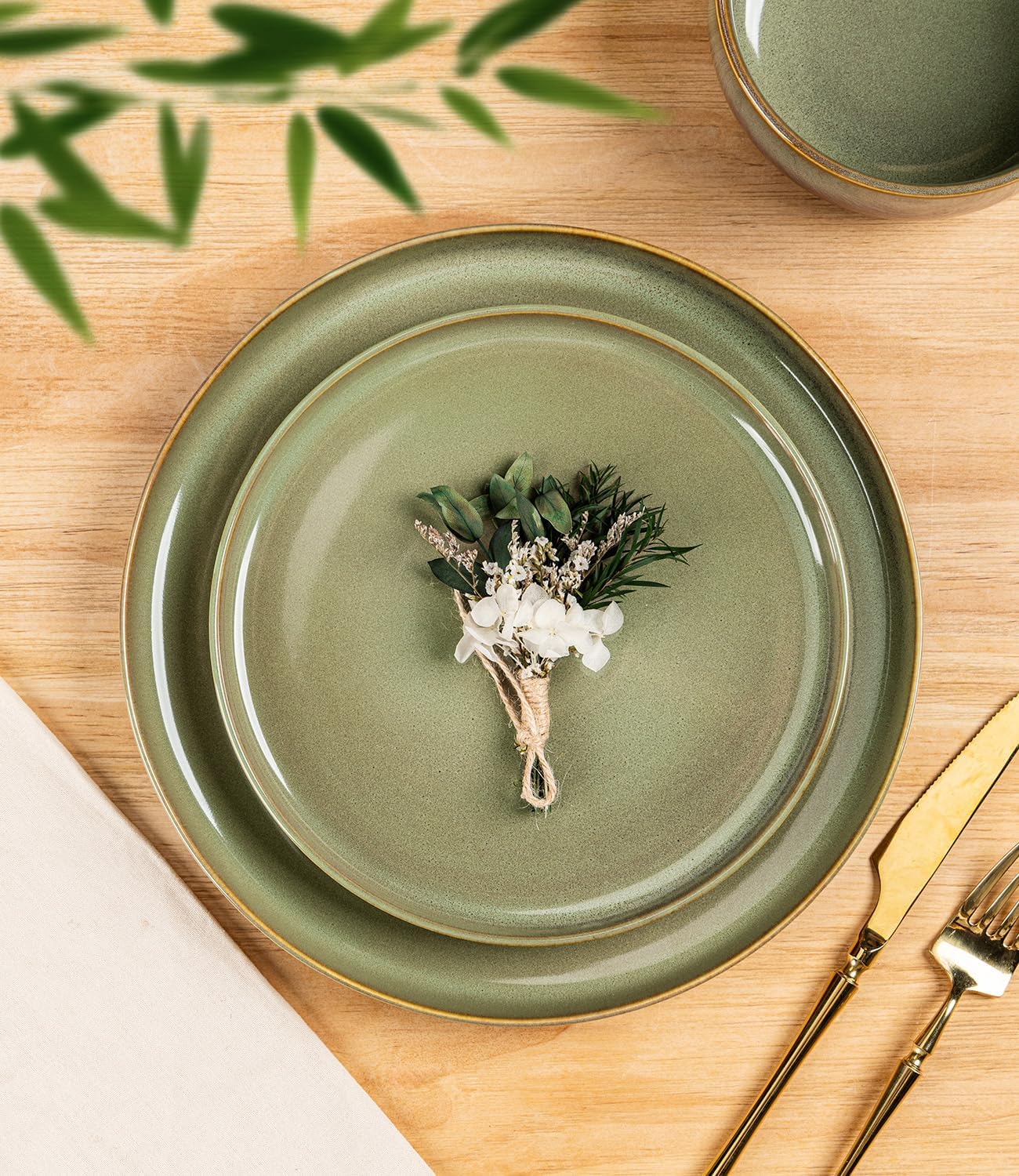 Detalle de TheTerra 18-Piece Ceramic Dinnerware Set for 6 in Sage Umber – Handcrafted, Reactive Glaze