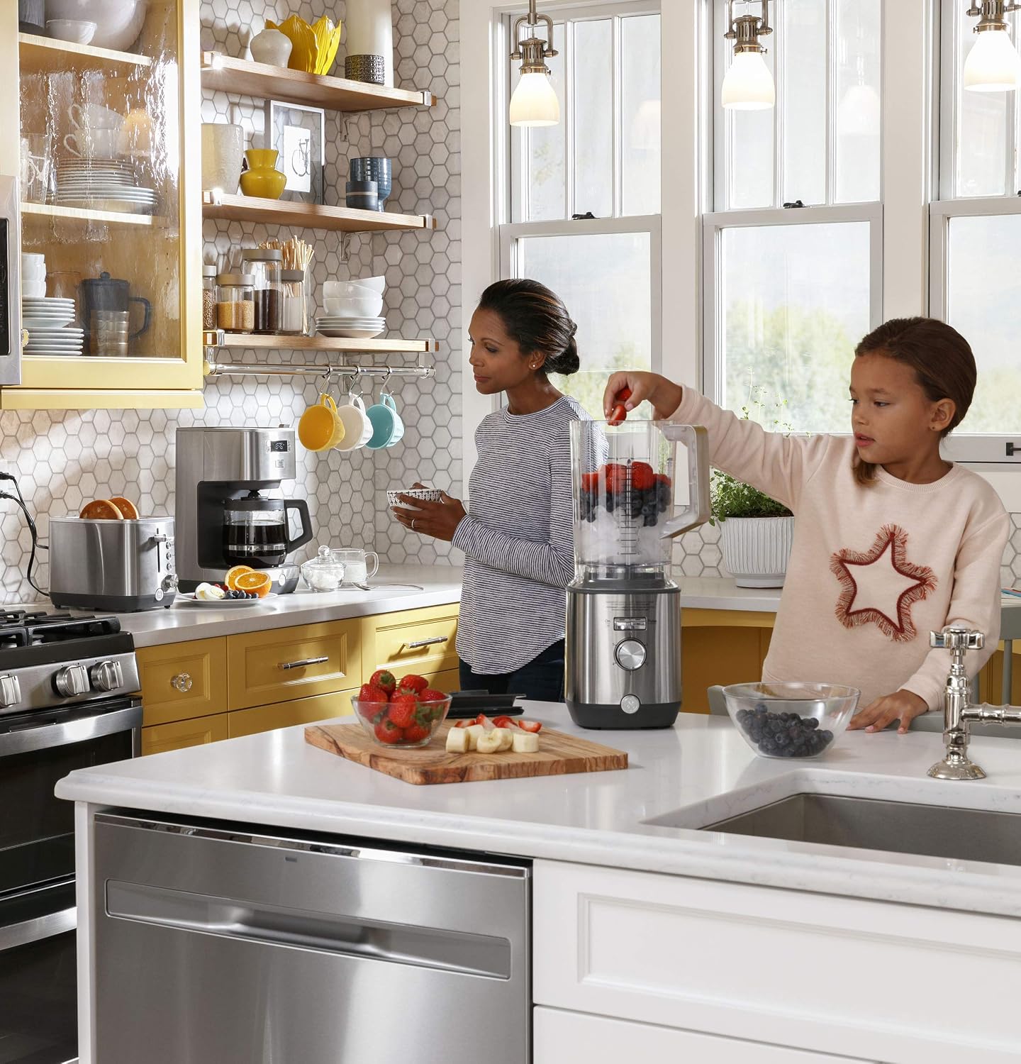 Detalle de GE 2-Slice Stainless Steel Toaster with Extra-Wide Slots and 7 Shade Settings