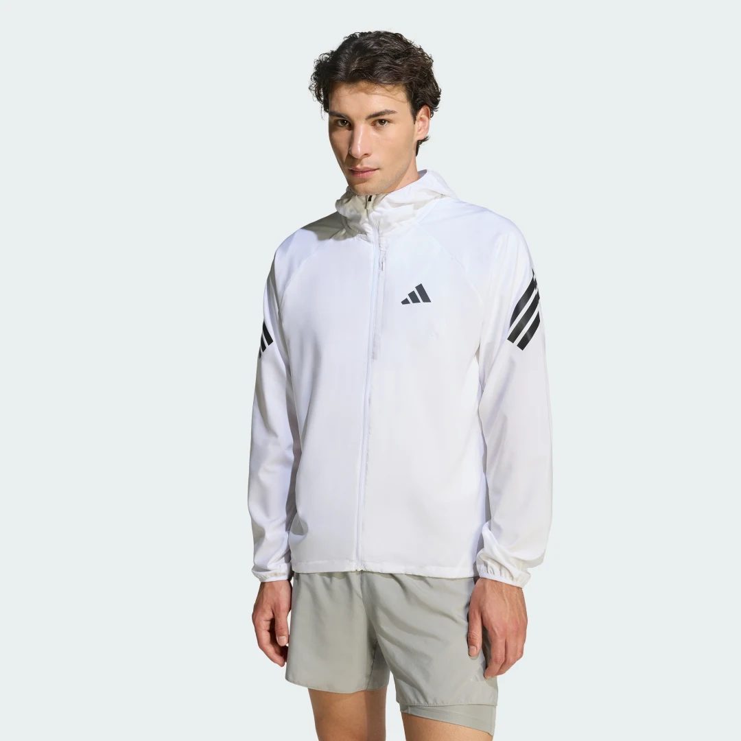 Detalle de Chaqueta adi365 Iconic de Adidas: toques minimalistas para el día a día