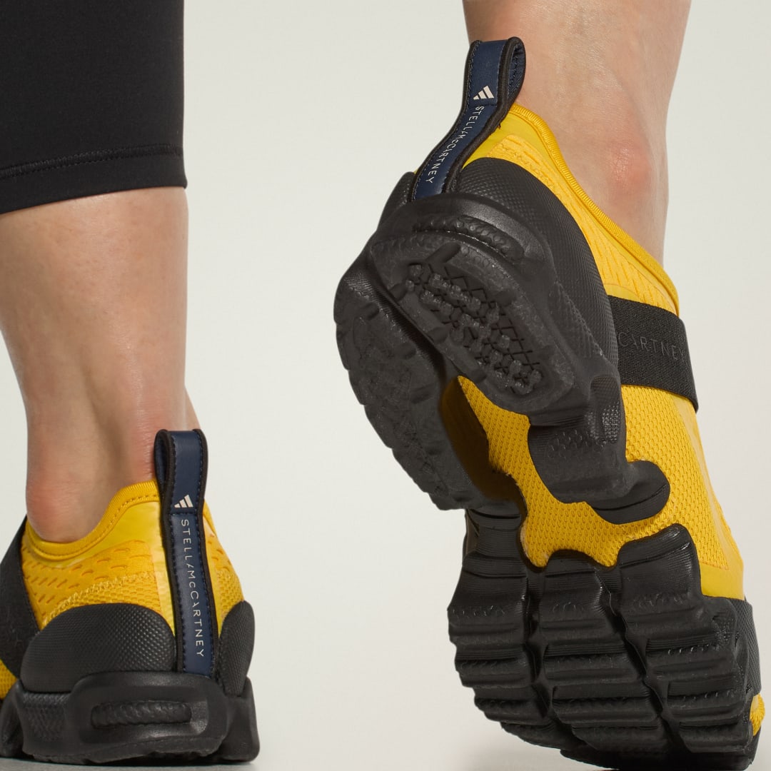 Detalle de Zapatilla adidas by Stella McCartney Sportswear X en amarillo