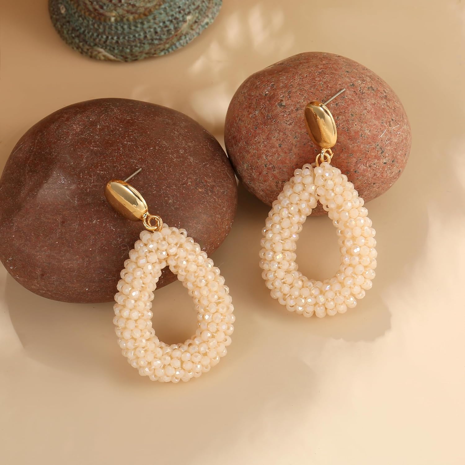 Thumbnail 6 de Beige Boho Ohrringe Hängend – Tropfenförmige Kristallperlen von Joya Love