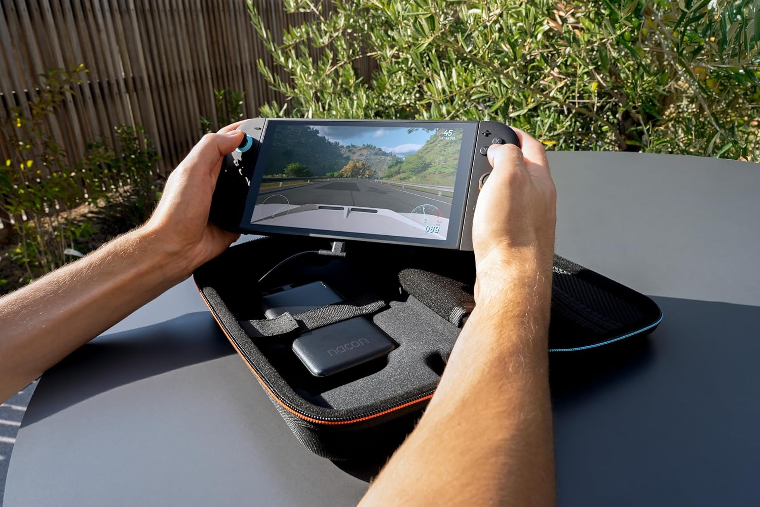 Thumbnail 3 de NACON SwitchNEWCHARGECASE : pochette de chargement rigide avec batterie 10 000 mAh et rangement 10 jeux