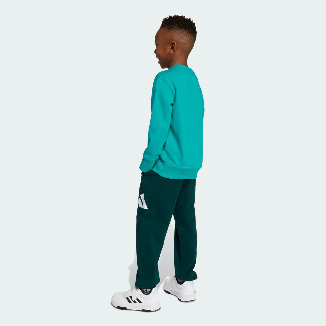 Detalle de Conjunto Essentials (Niños) de Adidas: sudadera y pantalón en verde