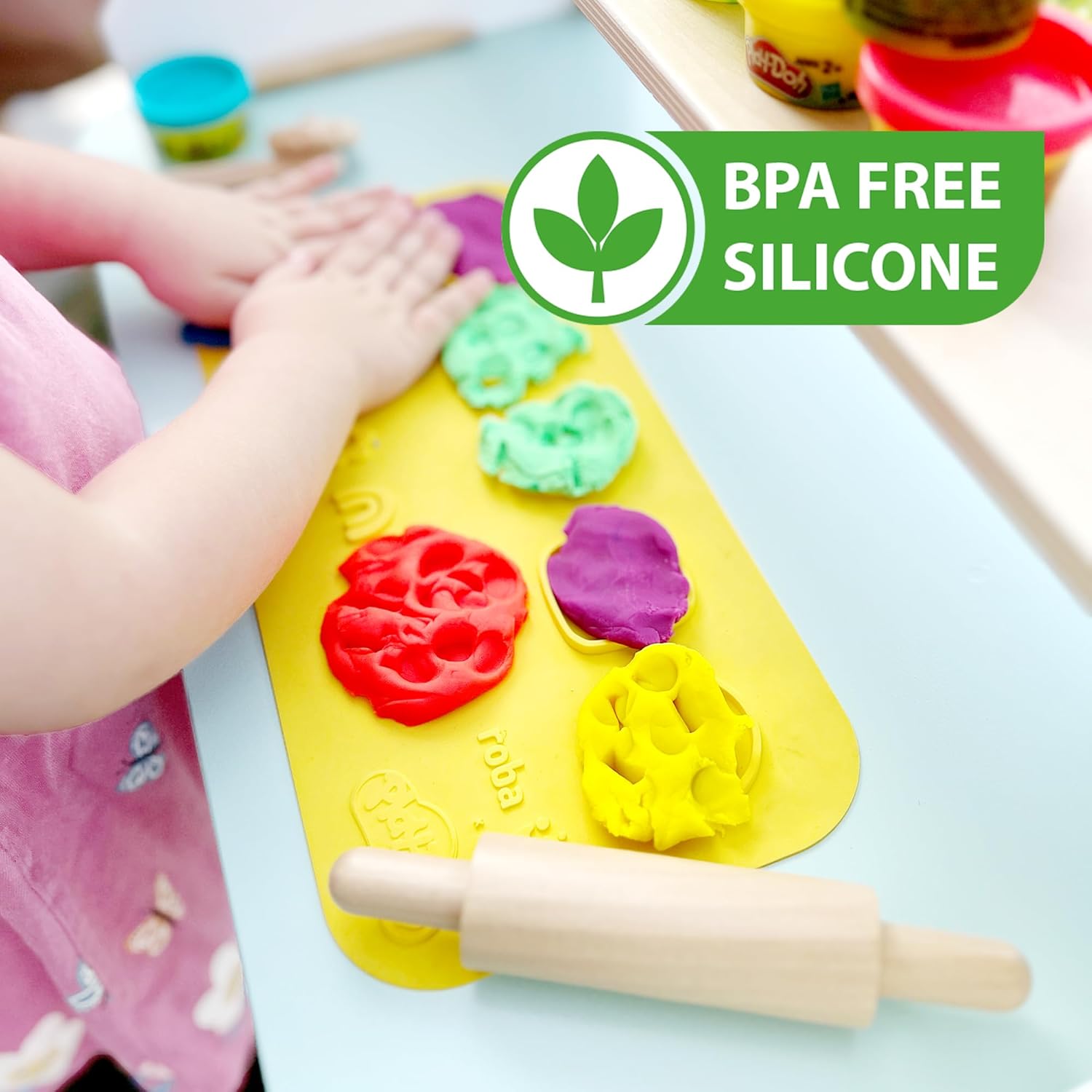 Thumbnail 4 de roba x Play-Doh Schulpult mit 3D-Kreativmatte, 6 Knetdosen, Schürze und FSC-Holzwerkzeugen (ab 3 Jahren)