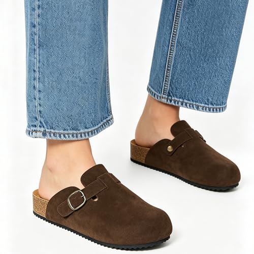 Detalle de Zoccoli e Sabot Dokela in Pelle Nubuck – Comfort quotidiano con fibbia regolabile