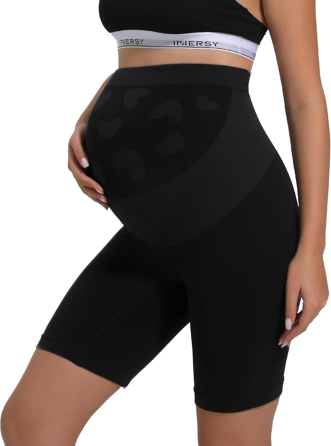Detalle de INNERSY maternity shorts over bump