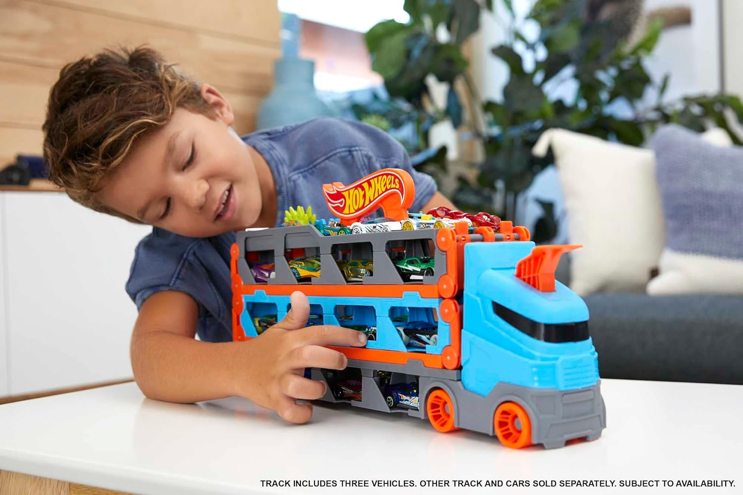 Detalle 2 de Hot Wheels Super Transporteur Extensible HGH33 : semi-remorque qui se déplie en piste