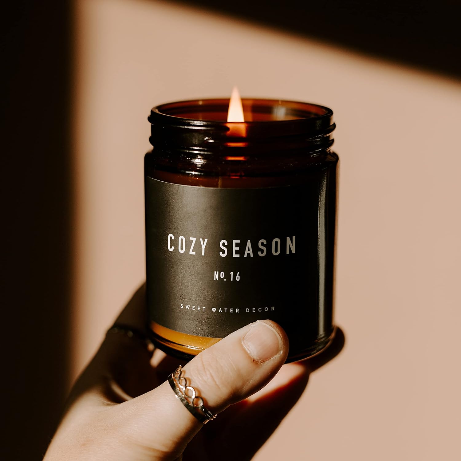 Detalle 2 de Sweet Water Decor Cozy Season Candle, 9 oz Amber Glass Jar, Soy-Blend Wax