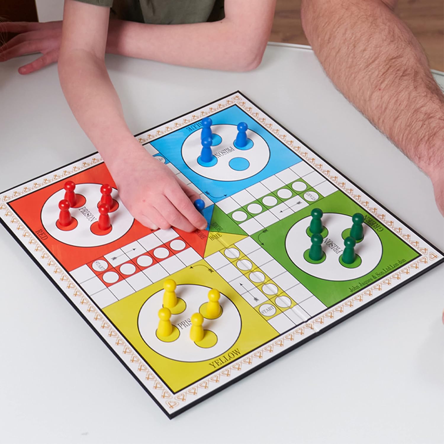 Detalle 2 de Jaques of London Ludo Game Board 🎲