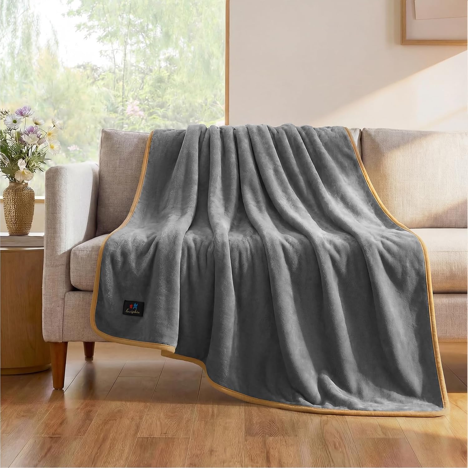 Detalle de Luciphia Waterproof Pet Blanket, Medium Reversible Sherpa Fleece Throw, Gray/White