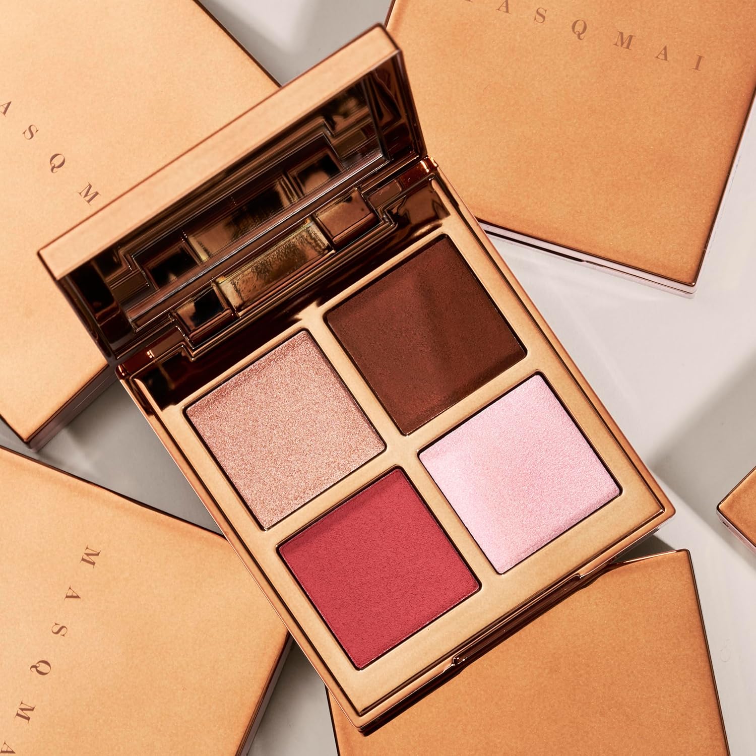 Detalle de MASQMAI Glow Me Up Face Palette mit 4 Farbtönen