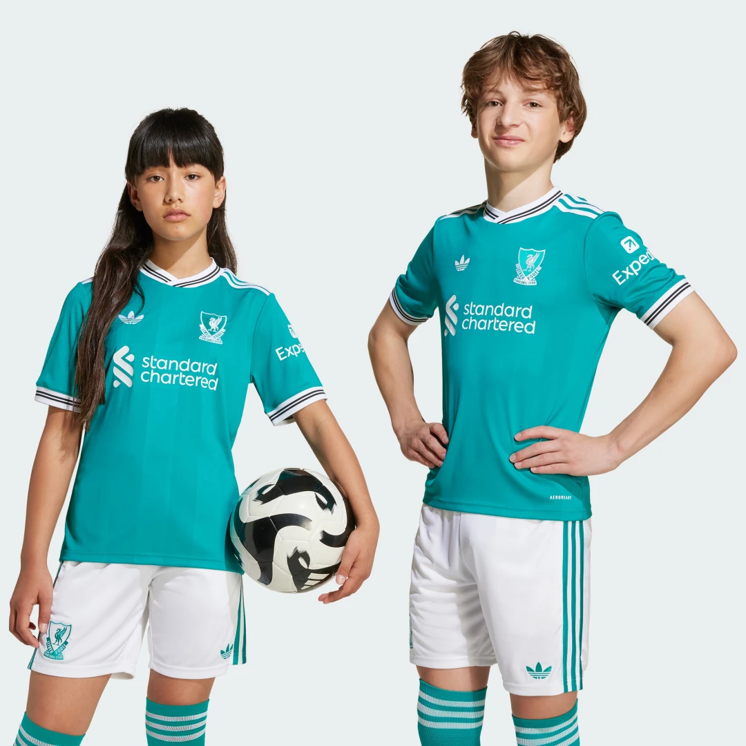 Detalle de Camiseta tercera Liverpool FC 25/26 de Adidas — verde, para fans que quieren variar su look