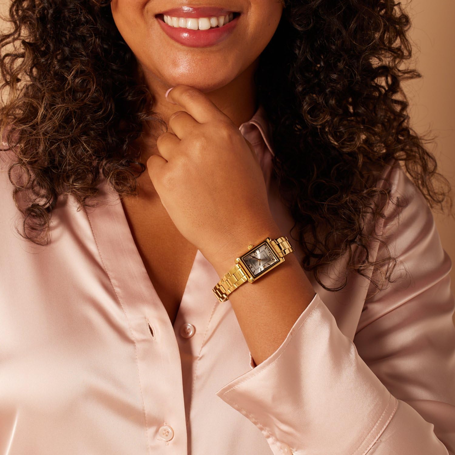 Detalle 2 de Casio LTP-1234PG-7AEG: Reloj de pulsera para mujeres, caja rectangular en oro