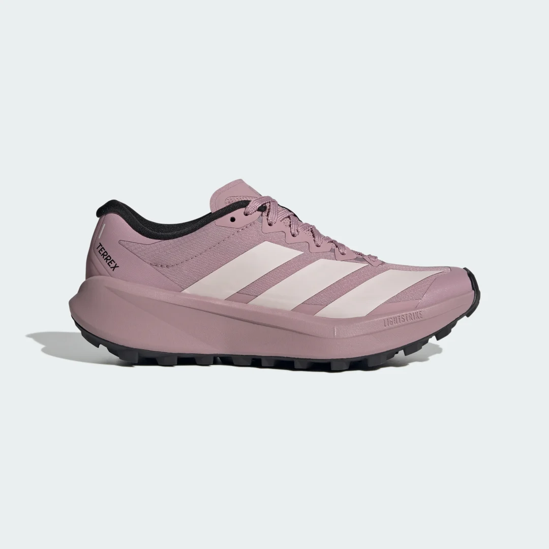 Detalle de Terrex Agravic 4 de Adidas: zapatilla de trail en color violeta para rutas exigentes
