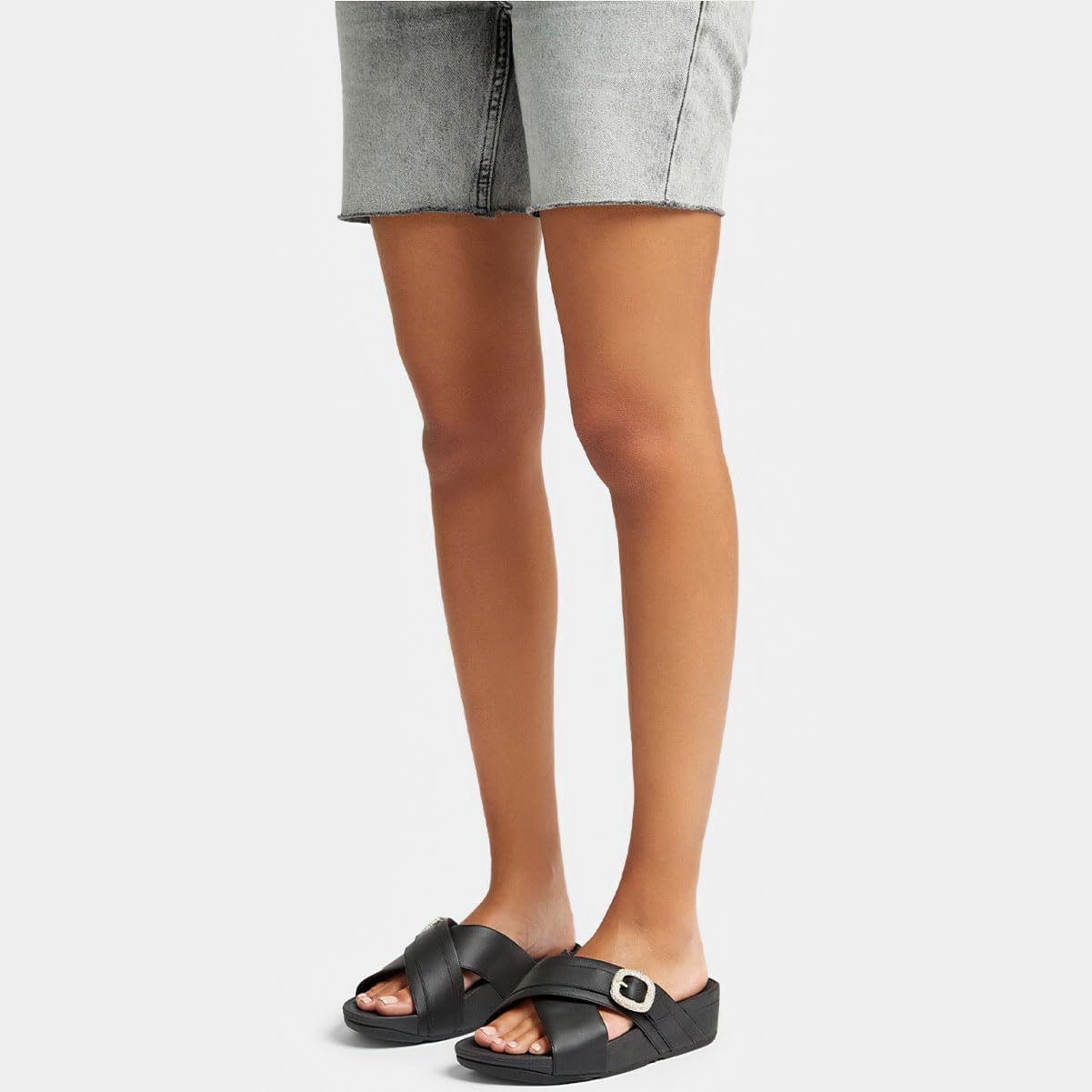 Detalle de Fitflop Lulu Claquettes Croisées en Cuir Métallique avec Boucle en Cristal — Sandales Femme