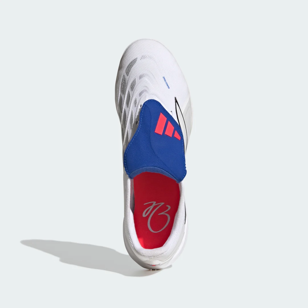 Detalle de Adidas Predator League para césped artificial con lengüeta plegable