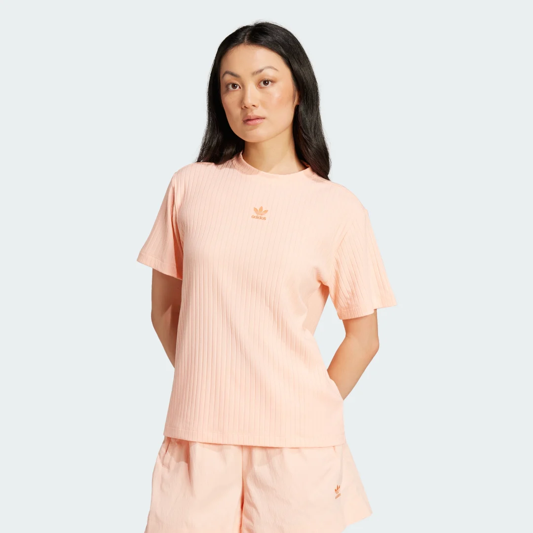 Detalle de Essentials Wide Rib T-Shirt de Adidas, rosa: comodidad diaria para tu look básico