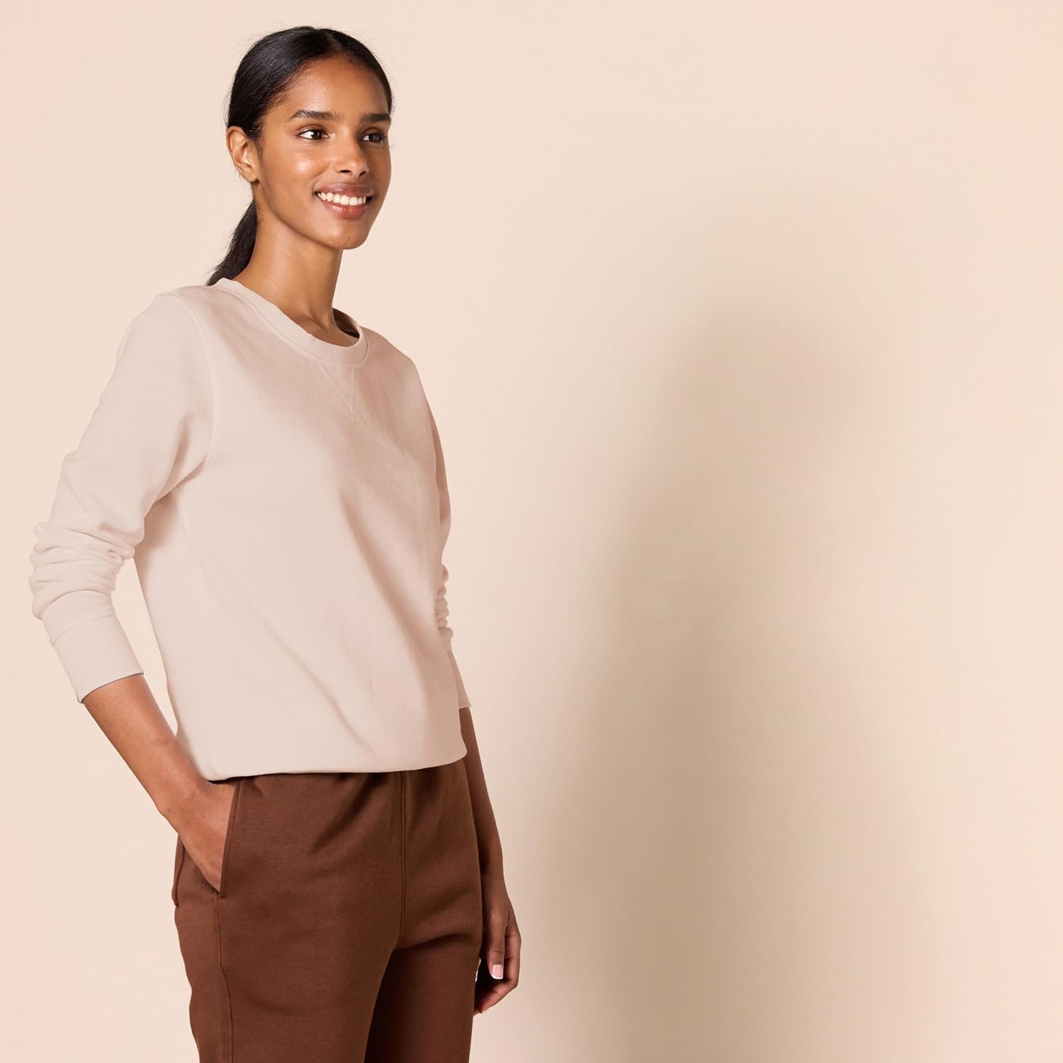 Thumbnail 2 de Amazon Essentials Women’s Fleece Crewneck Pullover Sweatshirt (Plus Size available)