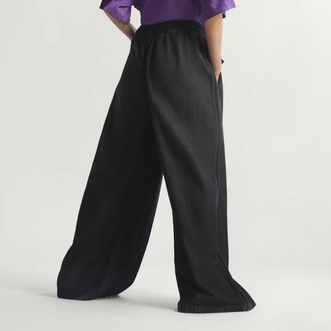 Detalle 2 de Pantalón vaquero negro Adidas: versatilidad y estilo para el día a día